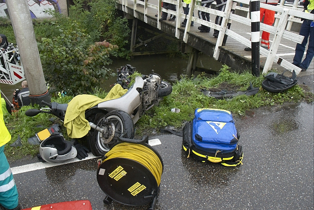 2010/261/GB 20100930 009 Hoofdweg voertuig te water.jpg